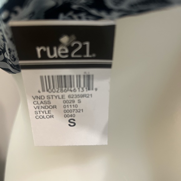 Rue 21 and White Paisley backless tank Top NWT - Picture 4 of 7